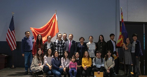 2019年秋季 杨俊鸿（前排右二）参加美国北亚利桑那大学国际交换生毕业典礼.jpg