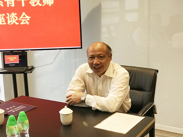 与中文系教师座谈2.jpg