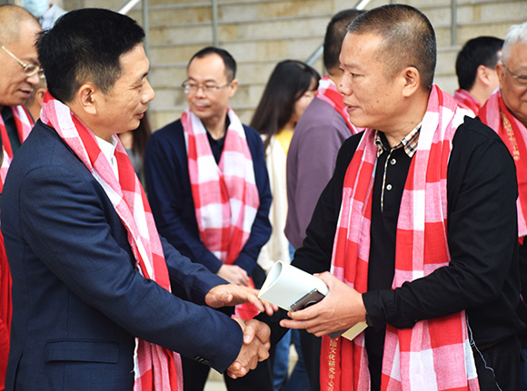 图2 毛思慧经理（左）对东里镇曾繁鹏书记（右）表示欢迎.jpg
