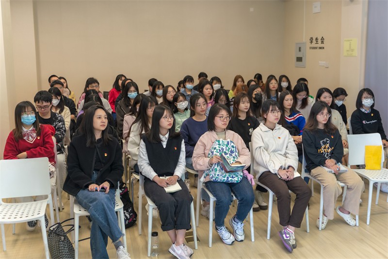 同学们认真听课.jpg