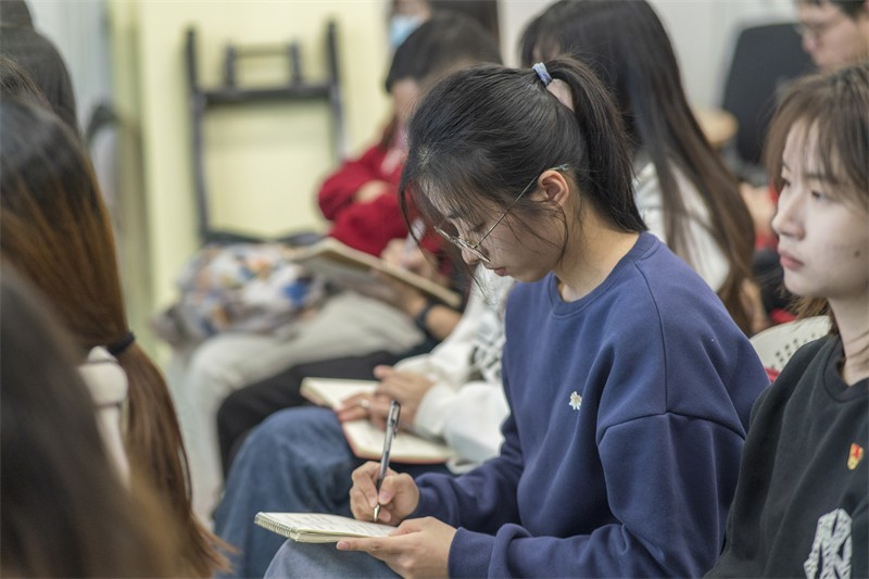 同学们认真做笔记.jpg
