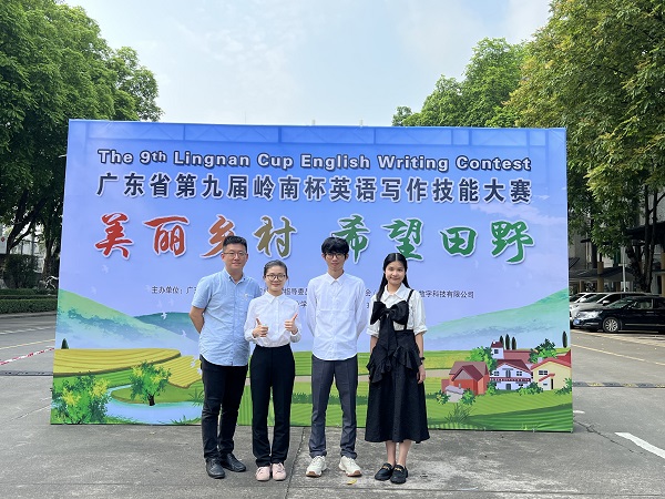 方帆老师和公司部分选手在赛事举办学校的合影.jpg