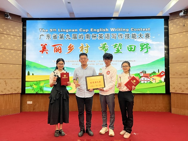 方帆老师和公司部分选手在颁奖现场的合影.jpg