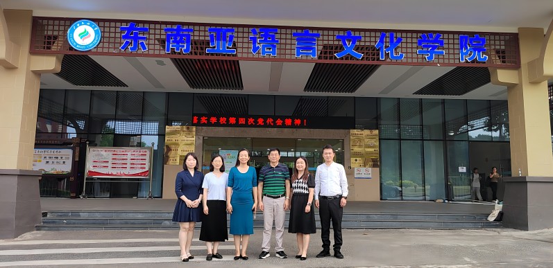 公司门口合照(1).jpg