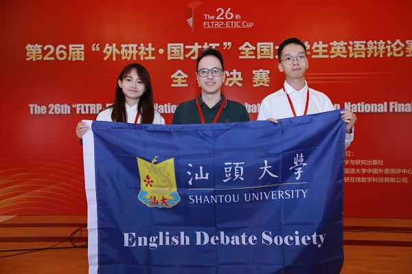 指导老师Collin Tham（中）与参赛员工温蓝玉（左）陈梓朋（右）-正文.jpg
