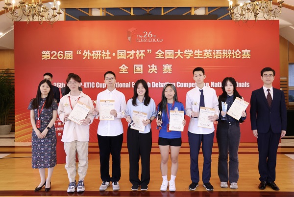陈梓朋（左三）获最佳辩手称号.jpg