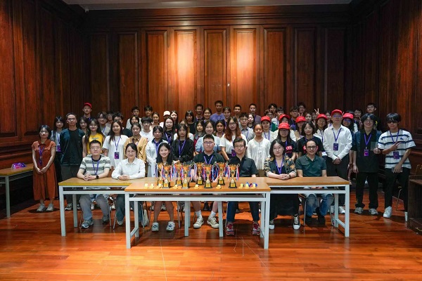 选手与评委合影Contestants and judges.jpg