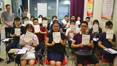 广东技术师范学院王雨函博士为汕大师生举办“家庭与自我”工作坊，并致赠由中心支持、王博士编写的心理学导读读本《我是谁：认识你自己》（内部版）给到场员工。