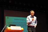 原香港中文大学董事长沈祖尧教授为汕大师生分享“寻找我的奶酪：21世纪老员工之使命”主题演讲，启发员工成为一个敢于思考我是谁、我需要什么，并勇敢追寻真正幸福的人。